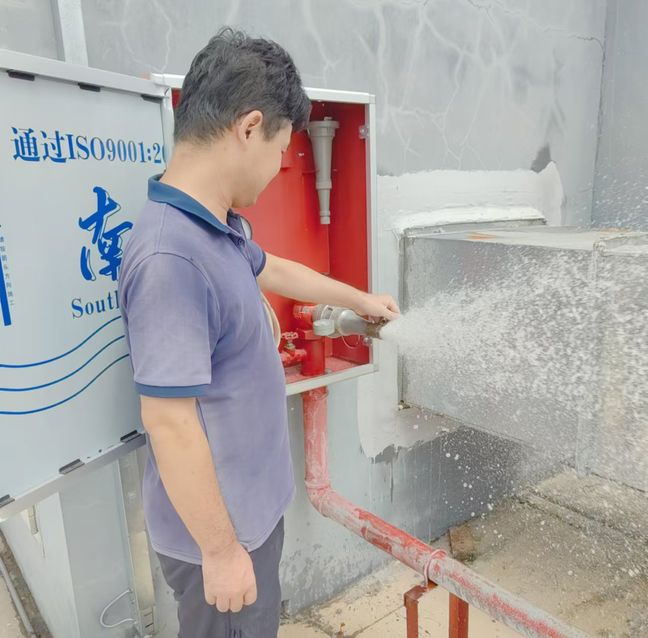 民安检测工程师现场测试消火栓水压