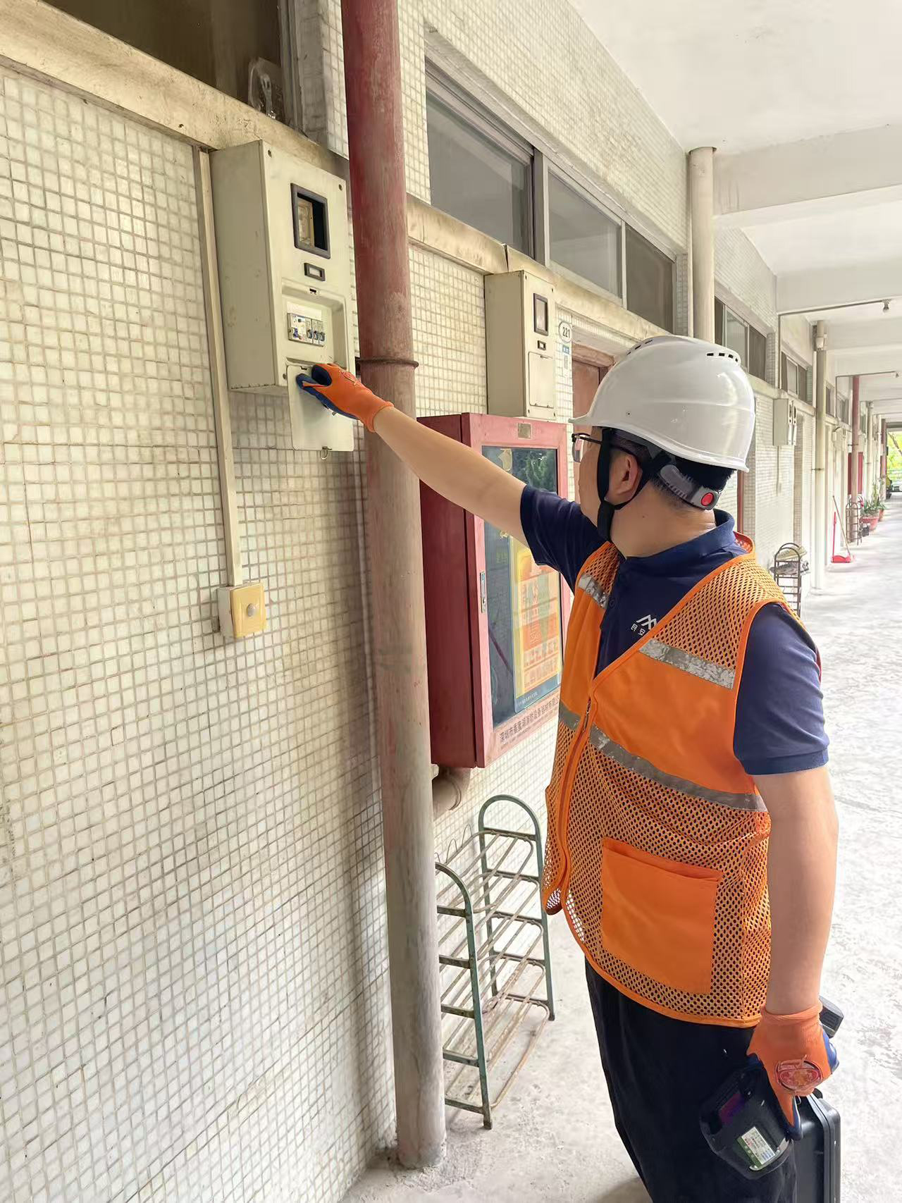 民安检测工程师现场配电箱检测作业